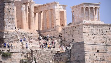Περισσότεροι τουρίστες με πιο γεμάτα πορτοφόλια