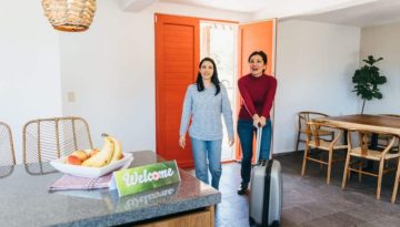 Η αντεπίθεση της Booking.com στα STR: Ισχυρότερο τρίμηνο και πίεση σε Airbnb και Vrbo