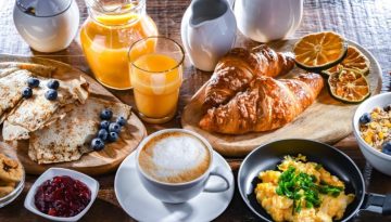Slow Breakfast: η νέα «πολυτέλεια» που μεταμορφώνει το hospitality από τον μπουφέ στην εμπειρία