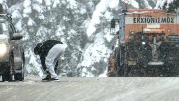 Ολοκληρώθηκε ο απεγκλωβισμός δεκάδων επισκεπτών στο χιονοδρομικό κέντρο Φαλακρού