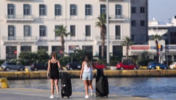 Ελληνικές διακοπές: Ο προϋπολογισμός «λυγίζει» τις οικογένειες – Οι τρεις ανελαστικές παράμετροι