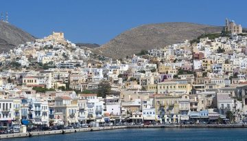 &Delta;&eta;&mu;ή&tau;&rho;&eta;&sigmaf; &Beta;&alpha;&gamma;&iota;ά&nu;&omicron;&sigmaf;: &laquo;&Pi;&rho;&omicron;&beta;&lambda;&eta;&mu;&alpha;&tau;&iota;&kappa;ή &eta; &upsilon;&psi;&eta;&lambda;ή &epsilon;&xi;ά&rho;&tau;&eta;&sigma;&eta; &alpha;&pi;ό &tau;&omicron;&nu; &tau;&omicron;&upsilon;&rho;&iota;&sigma;&mu;ό&raquo; &ndash; &Tau;&Alpha; &Nu;&Epsilon;&Alpha;