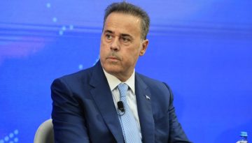 &Pi;&alpha;&pi;&alpha;&sigma;&tau;&alpha;ύ&rho;&omicron;&upsilon;: &laquo;&Alpha;&nu;ά&pi;&tau;&upsilon;&xi;&eta; &mu;&epsilon; &kappa;&alpha;&nu;ό&nu;&epsilon;&sigmaf;&raquo; &ndash; &Tau;&iota; &alpha;&lambda;&lambda;ά&zeta;&epsilon;&iota; &sigma;&epsilon; &Alpha;&Pi;&Epsilon;, &tau;&omicron;&upsilon;&rho;&iota;&sigma;&mu;ό &kappa;&alpha;&iota; &epsilon;&nu;έ&rho;&gamma;&epsilon;&iota;&alpha; &ndash; &Tau;&Alpha; &Nu;&Epsilon;&Alpha;