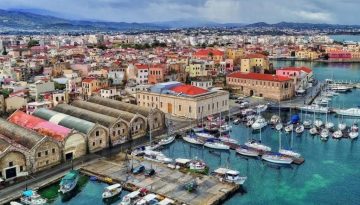 Κρήτη: Ο Ιούλιος ανεβάζει τον πήχη του τουρισμού – Πάνω από 2,4 εκατ. διεθνείς αφίξεις στο Ηράκλειο