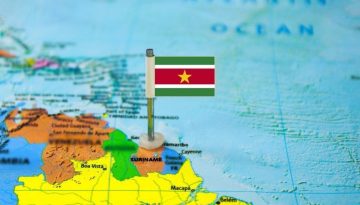 &Gamma;&iota;&alpha;&tau;ί &tau;&omicron; &Sigma;&omicron;&upsilon;&rho;&iota;&nu;ά&mu; &theta;&alpha; &pi;&rho;&omicron;&sigma;&epsilon;&lambda;&kappa;ύ&sigma;&epsilon;&iota; &delta;&iota;&epsilon;&theta;&nu;ή &kappa;&epsilon;&phi;ά&lambda;&alpha;&iota;&alpha;