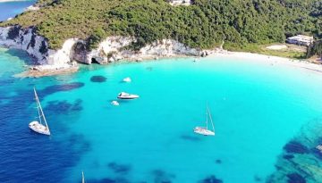 Σύγκρουση τουριστικών σκαφών χωρίς τραυματισμούς, σε Αντίπαξους