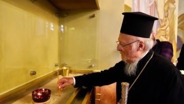 &Omicron; &Pi;&alpha;&tau;&rho;&iota;ά&rho;&chi;&eta;&sigmaf; &Beta;&alpha;&rho;&theta;&omicron;&lambda;&omicron;&mu;&alpha;ί&omicron;&sigmaf; &epsilon;&gamma;&kappa;&alpha;&iota;&nu;ί&alpha;&sigma;&epsilon; &sigma;&tau;&eta;&nu; &Omicron;&upsilon;&gamma;&gamma;&alpha;&rho;ί&alpha; &tau;&omicron; &kappa;έ&nu;&tau;&rho;&omicron; &laquo;&Phi;&alpha;&nu;ά&rho;&iota;&omicron;&nu;&raquo;