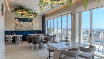 Holiday Inn Thessaloniki: &Alpha;&nu;&alpha;&kappa;&alpha;&iota;&nu;ί&sigma;&tau;&eta;&kappa;&epsilon; &tau;&omicron; 25% &tau;&omega;&nu; &delta;&omega;&mu;&alpha;&tau;ί&omega;&nu; &ndash; &Sigma;&upsilon;&nu;&epsilon;&chi;ί&zeta;&epsilon;&tau;&alpha;&iota; &tau;&omicron; &epsilon;&pi;&epsilon;&nu;&delta;&upsilon;&tau;&iota;&kappa;ό &pi;&rho;ό&gamma;&rho;&alpha;&mu;&mu;&alpha;