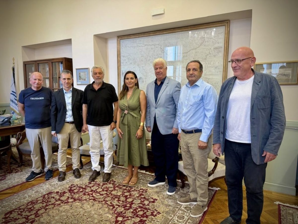 &Kappa;&epsilon;&phi;&alpha;&lambda;&omicron;&gamma;&iota;ά&nu;&nu;&eta; &ndash; &Tau;&rho;&epsilon;&pi;&epsilon;&kappa;&lambda;ή&sigmaf;: &Sigma;&tau;&omicron; &epsilon;&pi;ί&kappa;&epsilon;&nu;&tau;&rho;&omicron; &eta; &nu;έ&alpha; &tau;&omicron;&upsilon;&rho;&iota;&sigma;&tau;&iota;&kappa;ή &sigma;&tau;&rho;&alpha;&tau;&eta;&gamma;&iota;&kappa;ή &gamma;&iota;&alpha; &tau;&alpha; &Iota;ό&nu;&iota;&alpha; &Nu;&eta;&sigma;&iota;ά &ndash; &Tau;&Omicron;&Upsilon;&Rho;&Iota;&Sigma;&Mu;&Omicron;&Sigma;