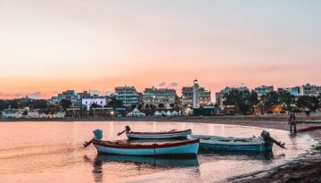 &Alpha;&lambda;&epsilon;&xi;&alpha;&nu;&delta;&rho;&omicron;ύ&pi;&omicron;&lambda;&eta;: &Sigma;&epsilon; &xi;&epsilon;&nu;&omicron;&delta;&omicron;&chi;&epsilon;&iota;&alpha;&kappa;ό &kappa;&alpha;&tau;ά&lambda;&upsilon;&mu;&alpha; &pi;&alpha;&rho;&alpha;&mu;έ&nu;&epsilon;&iota; &pi;&rho;&omicron;&sigma;&omega;&rho;&iota;&nu;ά &eta; &Sigma;&Alpha;&Epsilon;&Kappa; &Tau;&omicron;&upsilon;&rho;&iota;&sigma;&mu;&omicron;ύ &Theta;&rho;ά&kappa;&eta;&sigmaf; &ndash; &Sigma;&tau;&omicron; &beta;ά&theta;&omicron;&sigmaf; &eta; &mu;&epsilon;&tau;&alpha;&sigma;&tau;έ&gamma;&alpha;&sigma;&eta; &sigma;&epsilon; &alpha;&kappa;ί&nu;&eta;&tau;&omicron; &tau;&eta;&sigmaf; &Epsilon;&Tau;&Alpha;&Delta;