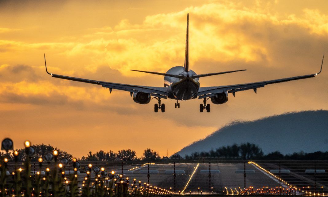airplane_shutterstock_2629483199